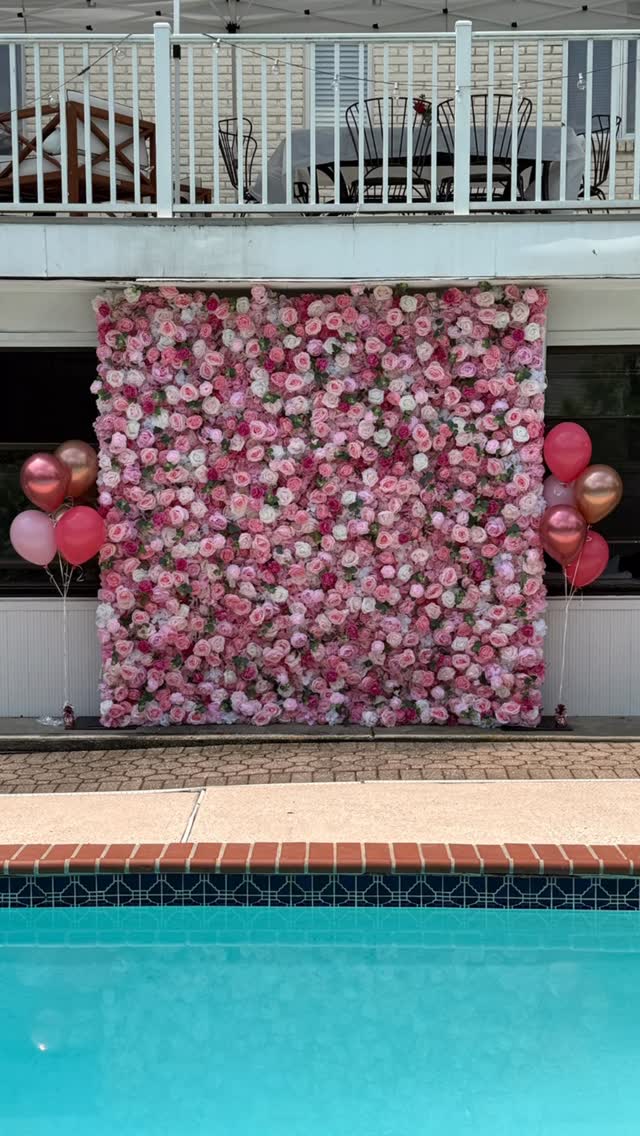 Pool and silk roses? 🌹 perfect combo for graduation celebration! 🌼