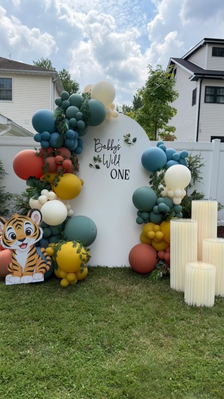 Bobby is ONE 🦁 this was a really adorable set up